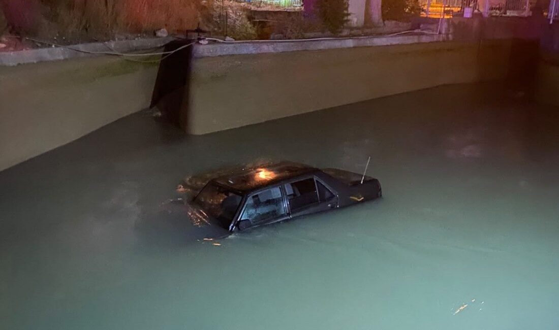Silifke ilçesinde meydana gelen kazada bir otomobilin kontrolden çıkıp kanala
