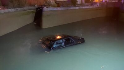 Silifke ilçesinde meydana gelen kazada bir otomobilin kontrolden çıkıp kanala