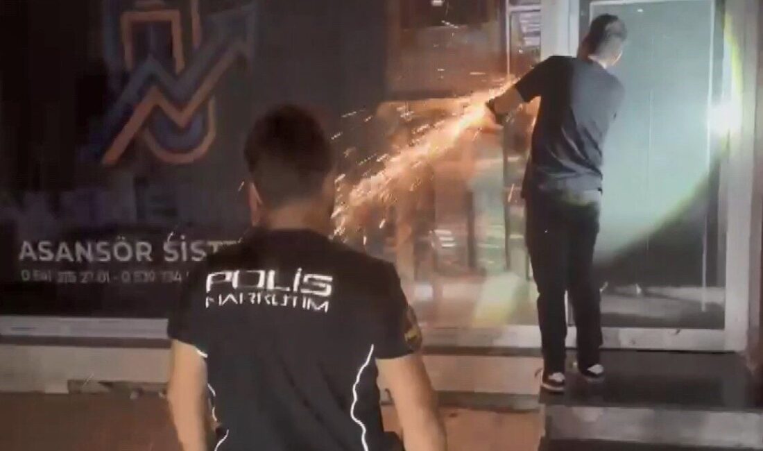 Mersin’de polis ekipleri, kapı kilidi kesilerek girilen bir adreste 2
