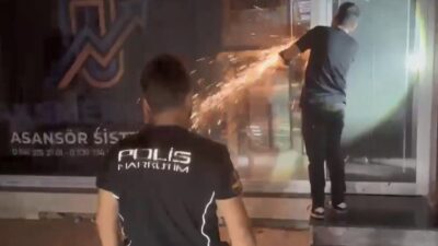 Mersin’de polis ekipleri, kapı kilidi kesilerek girilen bir adreste 2