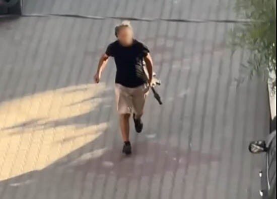 İddialara göre Buca ilçesinde daha önceden anlaşmazlık yaşadığı şahsın evinin