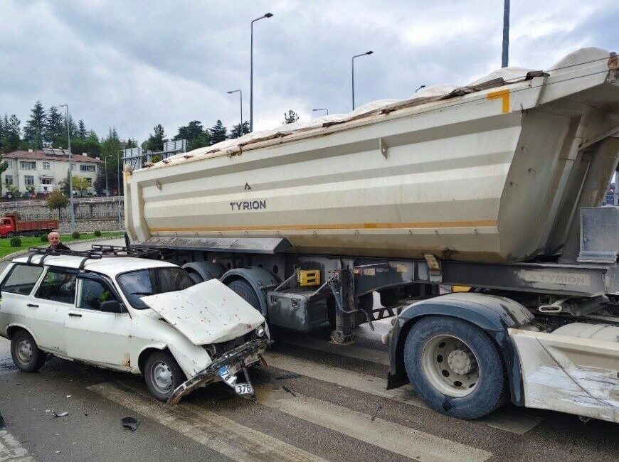 Karabük’te bir kırmızı ışık ihlali sonucu meydana gelen trafik kazasında