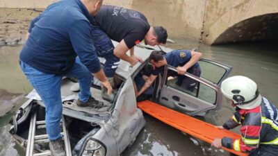 Aydın’ın Karacasu ilçesinde bir otomobilin yoldan çıkarak on metrelik bir