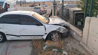 Karaman’da meydana gelen trafik kazasında, bir kavşakta çarpışan iki otomobil