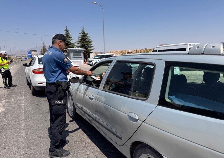 Karaman’da polis tarafından gerçekleştirilen asayiş ve trafik denetimleri sonucunda 13