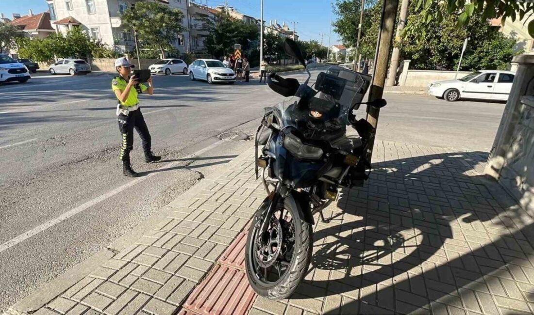 Karaman’da meydana gelen trafik kazasında otomobil ile motosiklet çarpıştı ve