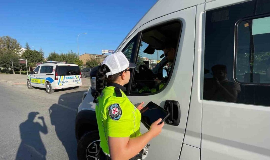 Karaman’da okulların açılmasıyla birlikte polis ekipleri, okul servis araçlarına yönelik