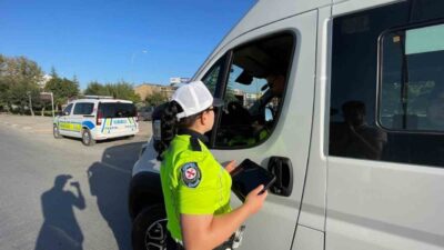Karaman’da okulların açılmasıyla birlikte polis ekipleri, okul servis araçlarına yönelik