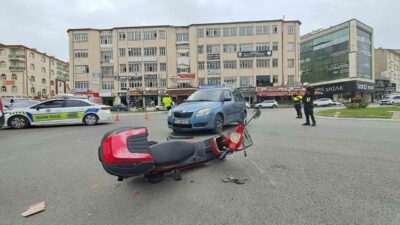 Karaman ilinde, 83 yaşındaki bir sürücü, otomobille çarpıştığı elektrikli bisikletten