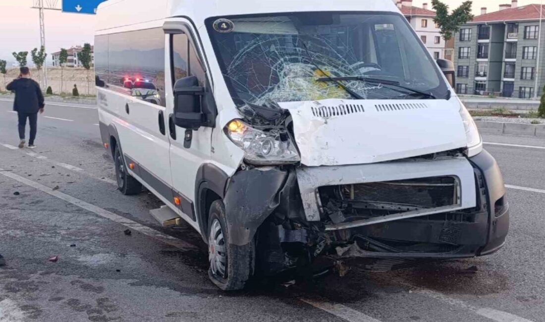 Karaman ilinde meydana gelen trafik kazasında servis minibüslerinin çarpışması sonucu
