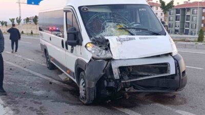 Karaman ilinde meydana gelen trafik kazasında servis minibüslerinin çarpışması sonucu