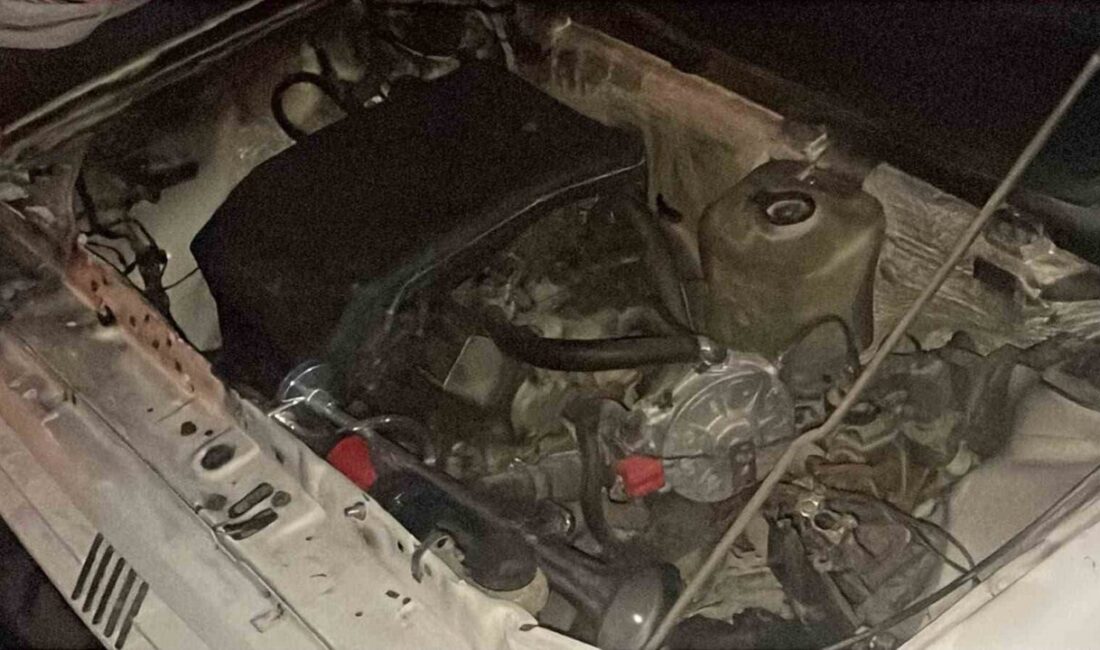 Karaman’da seyir halindeki bir otomobilin motor kısmından alev alan yangın,