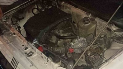 Karaman’da seyir halindeki bir otomobilin motor kısmından alev alan yangın,
