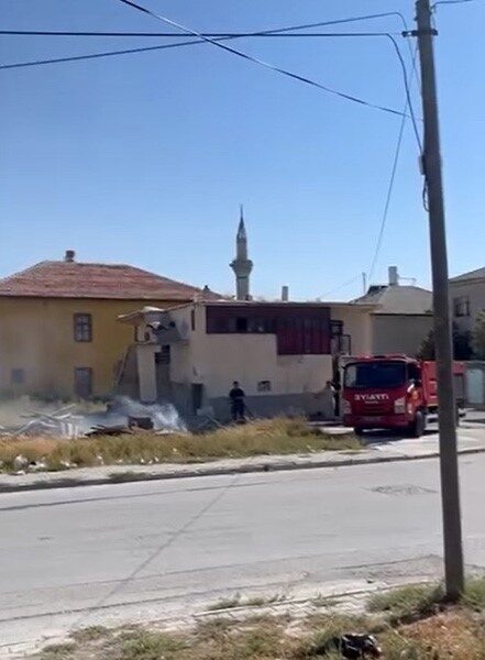 Konya’nın Karapınar ilçesinde meydana gelen iki ayrı ot yangını, itfaiye