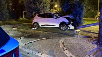 Kayseri’nin Talas ilçesinde meydana gelen bir trafik kazasında, sürücüsünün kontrolünü