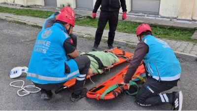 Kars’ta gerçekleştirilen 6.5 büyüklüğündeki deprem senaryosu tatbikatı, ciddiyetiyle dikkat çekti.