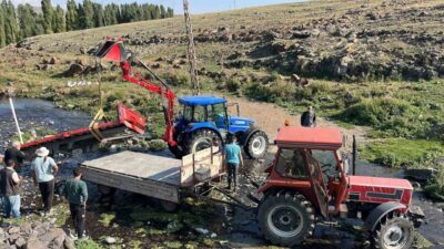 Kars’ta bir traktör römorkunun dereye uçması sonucu, Kürekdere köyü sakinleri