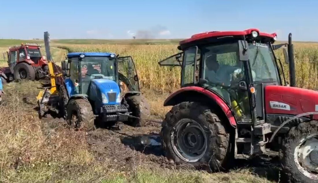 Kars’ta mısır hasadı yapılan bir tarlada çamura saplanan bir traktör,