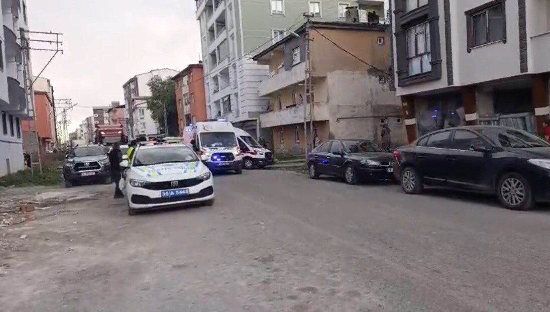 Kars’ta henüz kimliği tespit edilemeyen bir motosiklet sürücüsü, İstasyon Mahallesi