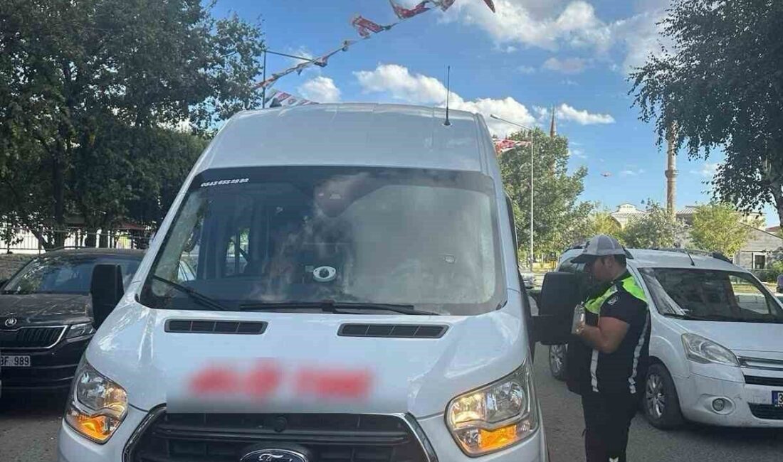 Kars’ta trafik ekipleri, öğrencilerin okul servisleriyle huzur içinde seyahat edebilmelerini