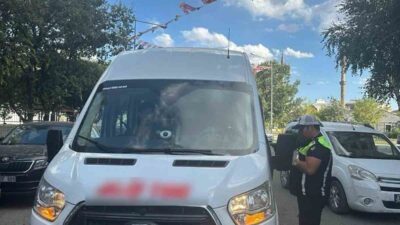 Kars’ta trafik ekipleri, öğrencilerin okul servisleriyle huzur içinde seyahat edebilmelerini