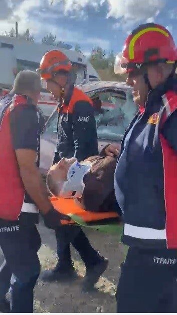 Kars’ta meydana gelen trafik kazasında hafif ticari araç ile otomobil