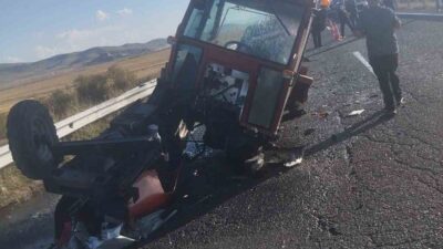 Kars’ta yaşanan trafik kazasında, otomobil ile traktörün çarpışması sonucunda 6