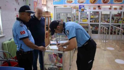 Kartal Belediyesi Zabıta Müdürlüğü ekipleri, okulların açılmasıyla birlikte öğrencilerin güvenli