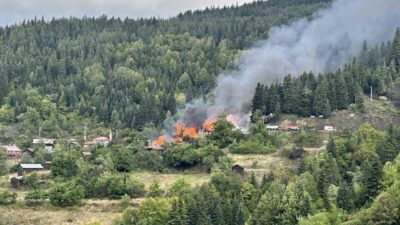 Kastamonu’nun İnebolu ilçesinde meydana gelen bir ev yangını, üç eve