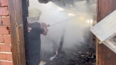 Taşköprü ilçesinde çıkan ev yangını, itfaiye ve orman ekipleri tarafından
