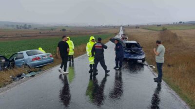Kastamonu’nun Devrekani ilçesinde meydana gelen trafik kazasında iki otomobil çarpıştı