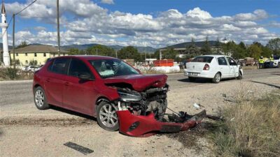Kastamonu’da meydana gelen bir trafik kazasında, iki aracın çarpışması sonucu