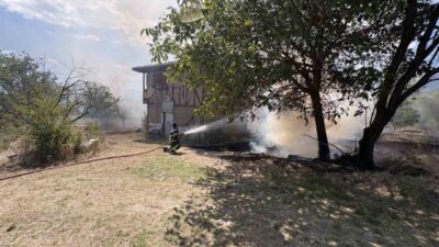 Kastamonu’nun Tosya ilçesinde çıkan tarla yangını, 3 bağ evine sıçramadan