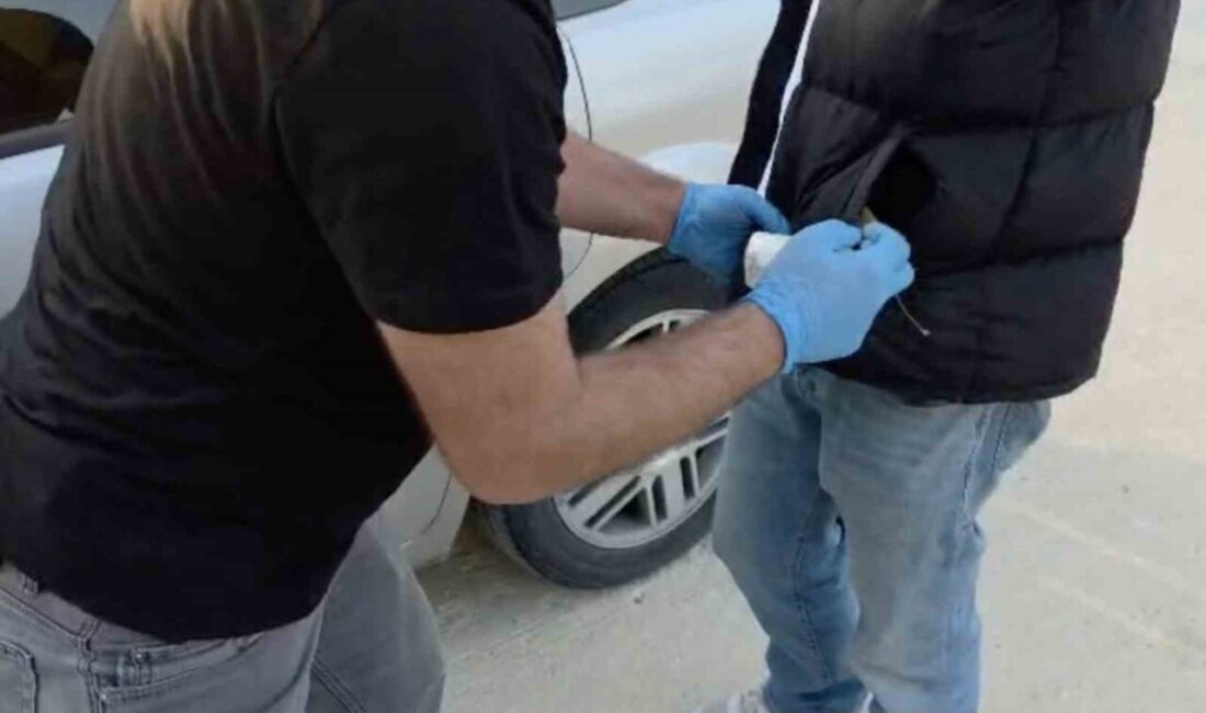 Kastamonu’da polis ekipleri tarafından gerçekleştirilen operasyonda uyuşturucu madde bulunduran bir