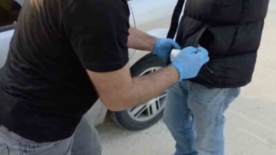Kastamonu’da polis ekipleri tarafından gerçekleştirilen operasyonda uyuşturucu madde bulunduran bir