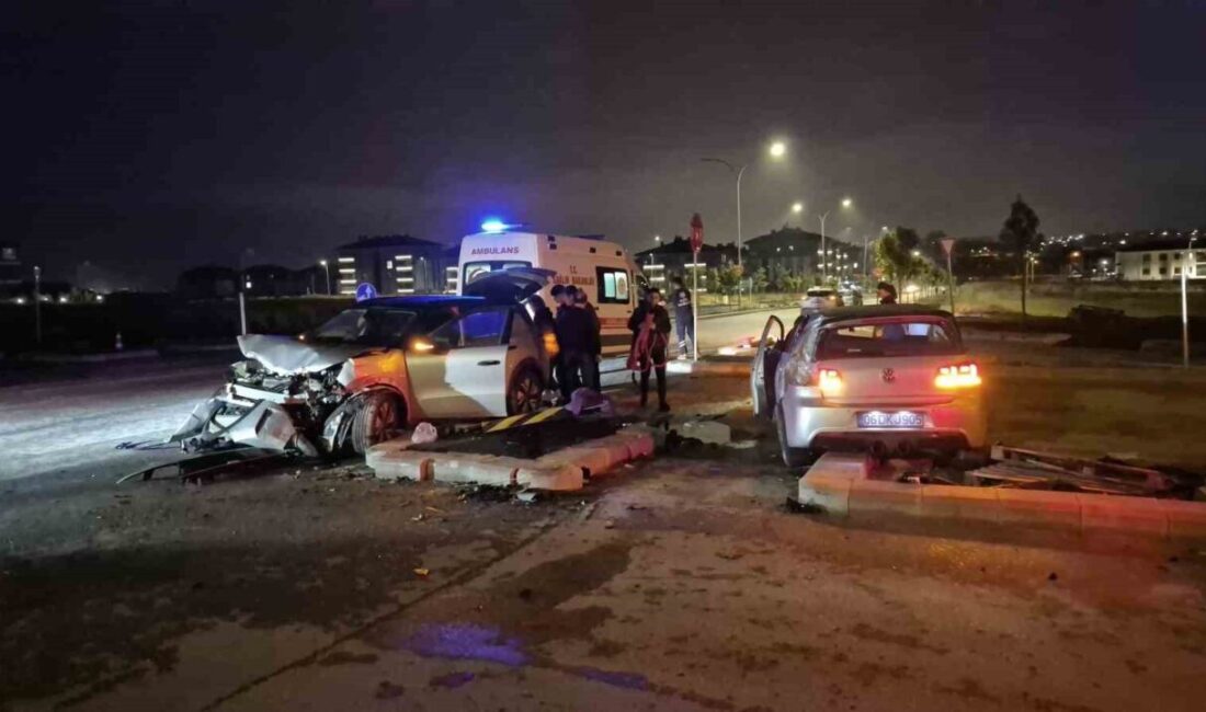 Eskişehir’de meydana gelen trafik kazasında, kavşakta çarpışan iki aracın kullanılamaz
