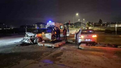Eskişehir’de meydana gelen trafik kazasında, kavşakta çarpışan iki aracın kullanılamaz