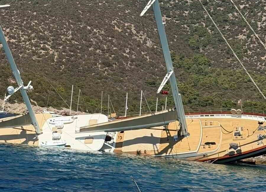 Bodrum, Muğla ilçesinde, 36 metre uzunluğundaki bir gulet kayalıklara çarparak