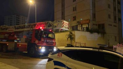 Talas ilçesinde, 10 katlı bir binanın zemin katından yükselen duman,