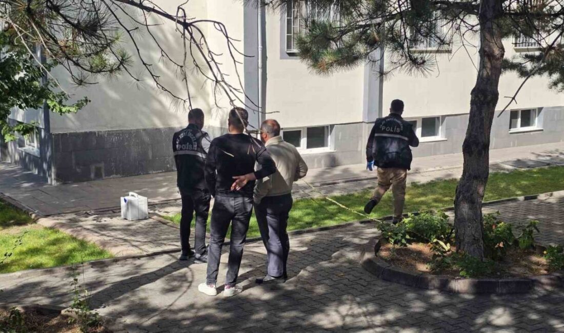 Kocasinan ilçesinde bulunan bir apartmanın 3. katındaki bir evin penceresinden