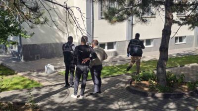 Kocasinan ilçesinde bulunan bir apartmanın 3. katındaki bir evin penceresinden