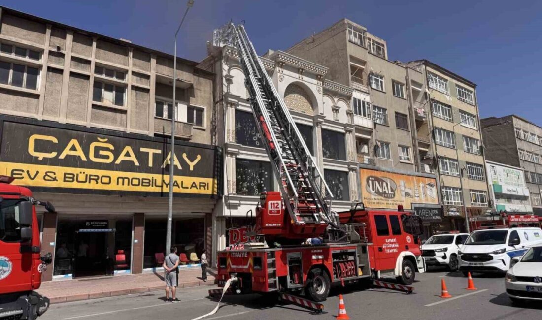 Kocasinan ilçesindeki bir avize imalathanesinde çıkan çatı yangını, itfaiye ekiplerinin