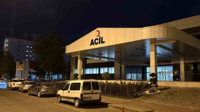 Kayseri’nin Hacılar ilçesinde, babasının kucağında yürürken kayalık alandan düşen taş