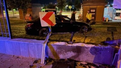 Melikgazi ilçesinde meydana gelen olayda, bir otomobil kaldırıma çarparak havalandı