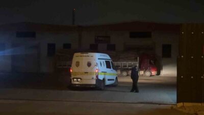 Kayseri’nin Melikgazi ilçesinde bir sunta üretim tesisinde çalışan bir işçi,