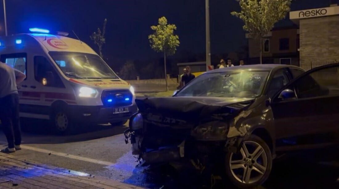 Melikgazi ilçesinde meydana gelen trafik kazasında bir otomobil duvara çarptı