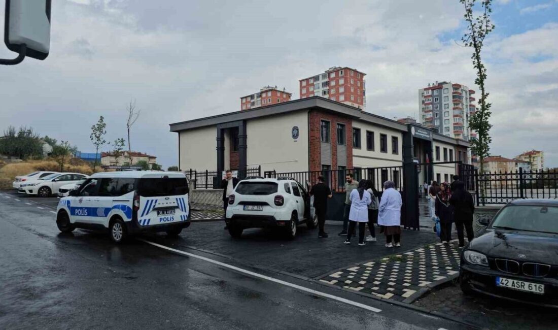 Melikgazi ilçesinde bulunan bir ortaokulun önünde oyuncak silahla dolaşan ve