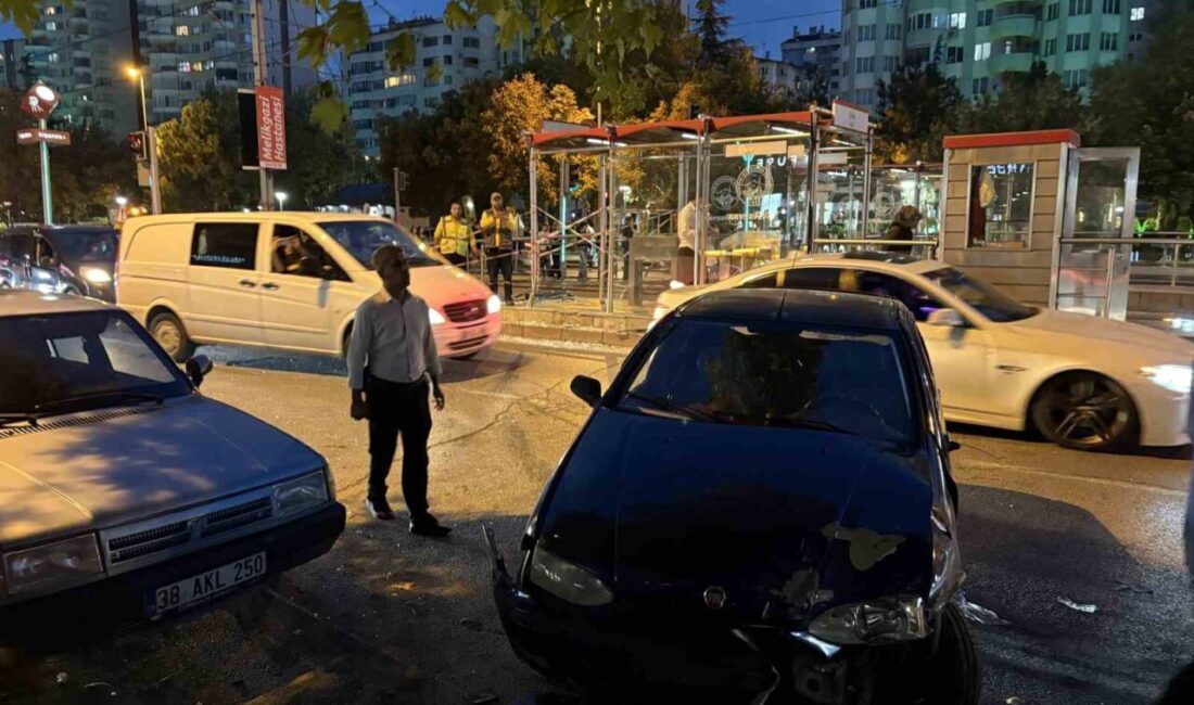 Kocasinan ilçesinde meydana gelen trafik kazasında, bir aracın tramvay durağına