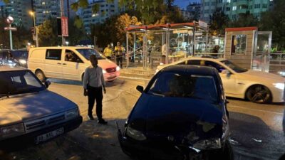 Kocasinan ilçesinde meydana gelen trafik kazasında, bir aracın tramvay durağına