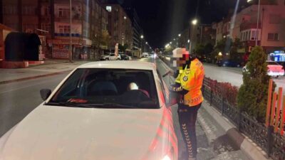 Kocasinan ilçesinde, yolun ortasında alkollü bir sürücünün uykuya daldığı ihbarı